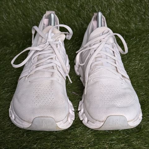 On Cloudswift Womens Size 9.5 White Cushioned Running Shoes photo 2